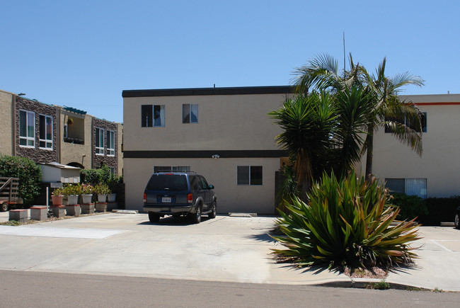 1069 Chalcedony St in San Diego, CA - Building Photo - Building Photo