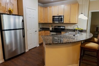 Renaissance At North Park in Lubbock, TX - Foto de edificio - Building Photo