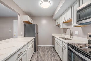 Oxford Court in Rocky River, OH - Building Photo