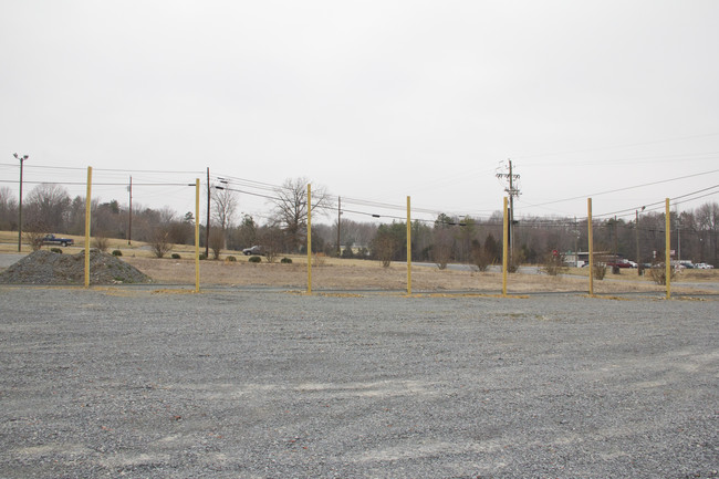 2128 US Highway 64 E in Asheboro, NC - Foto de edificio - Building Photo