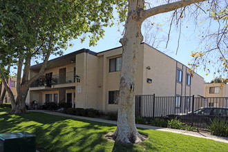 9146-9152 Kenwood Dr in Spring Valley, CA - Building Photo - Building Photo