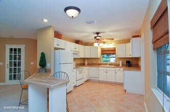 2400 Ixora Ave in Sarasota, FL - Building Photo - Building Photo