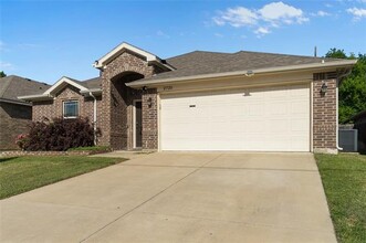 2720 Brasher Ln in Bedford, TX - Foto de edificio - Building Photo
