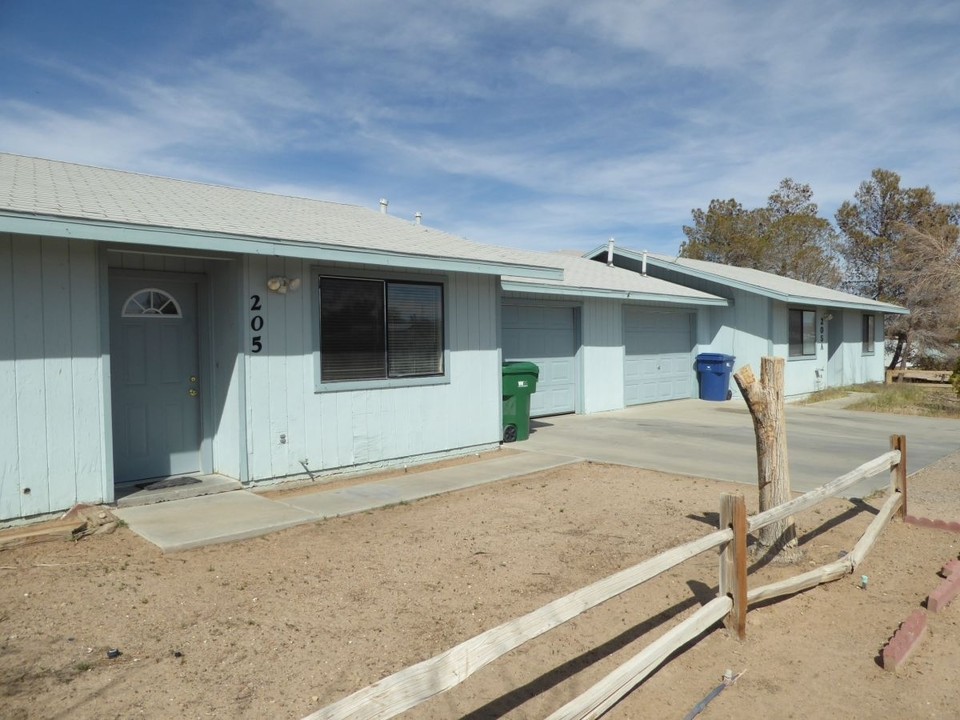 203-205 S Sunset St in Ridgecrest, CA - Building Photo