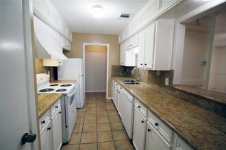 4105 Vista Rd in Pasadena, TX - Building Photo - Building Photo