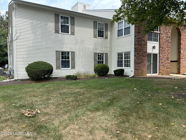 8-1 Seattle Ct in Freehold, NJ - Foto de edificio - Building Photo