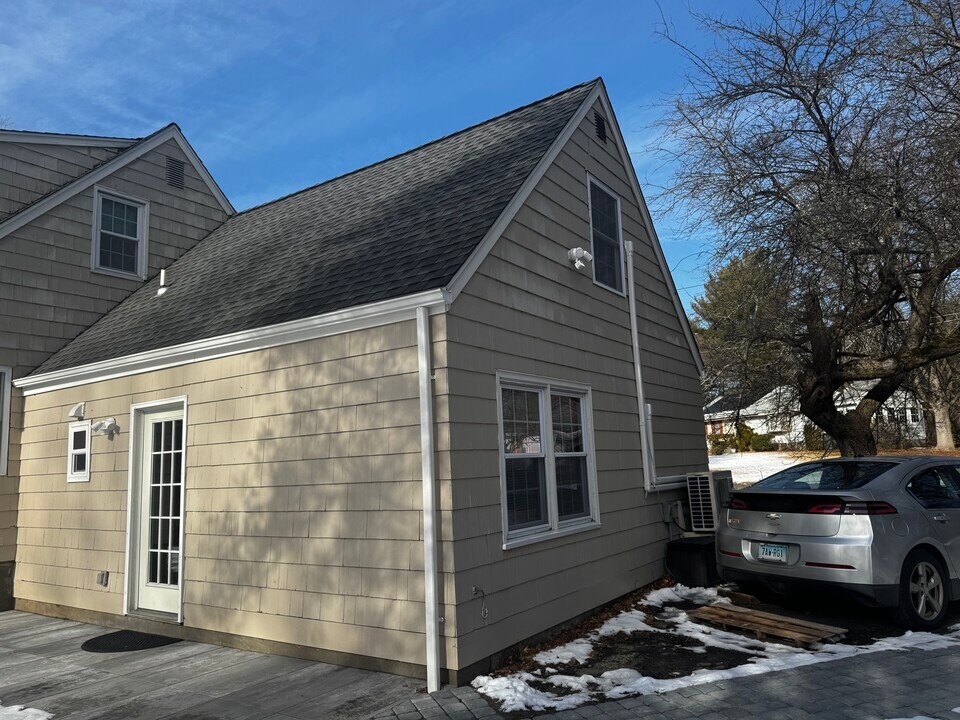 352 Hotchkiss Rd in Orange, CT - Building Photo