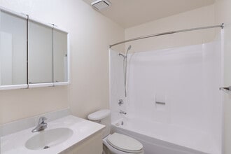 Oakwood Village in Antioch, CA - Building Photo - Interior Photo