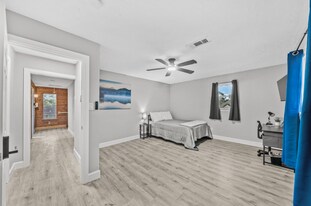 8050 Tavenor Ln in Houston, TX - Building Photo