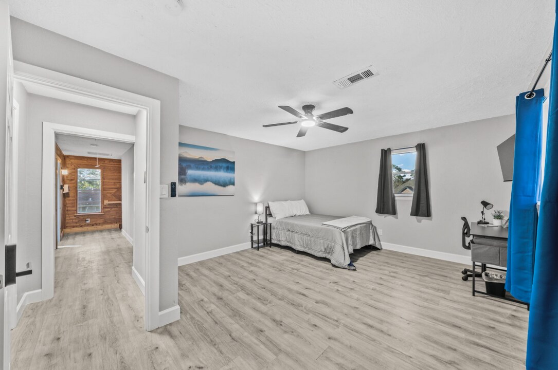 8050 Tavenor Ln in Houston, TX - Building Photo