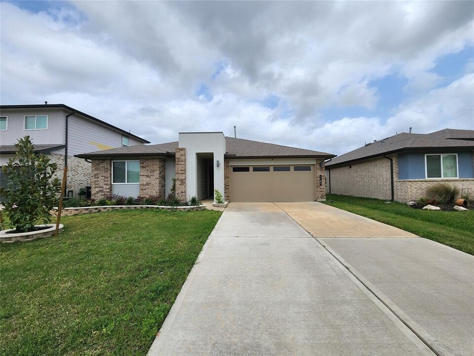 1119 Minerals Ln in Arcola, TX - Building Photo