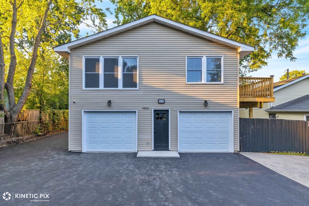 18888 Oak Ave in Mundelein, IL - Building Photo