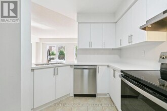 3150 Erin Centre Blvd in Mississauga, ON - Building Photo - Building Photo