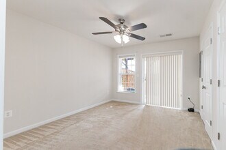 15687 John Diskin Cir in Woodbridge, VA - Foto de edificio - Building Photo