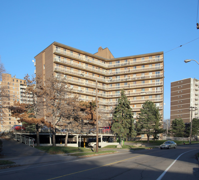 Rita Court in Hamilton, ON - Building Photo