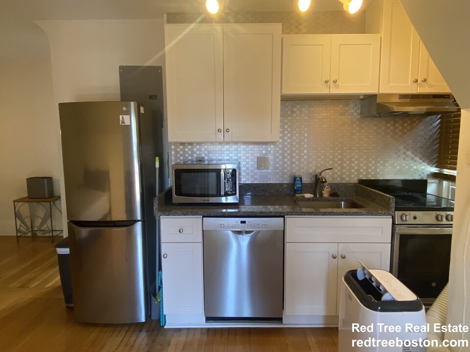 1750 Beacon St, Unit 9 in Brookline, MA - Building Photo
