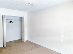 25 Greenleaves Dr in Amherst, MA - Foto de edificio - Building Photo