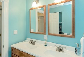 42 River Rdg in Wellesley, MA - Foto de edificio - Building Photo