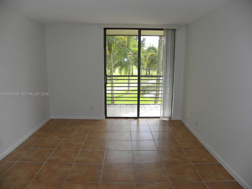 8050 W McNab Rd in Tamarac, FL - Building Photo