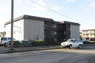 Leeward Apartments in Seattle, WA - Building Photo - Building Photo