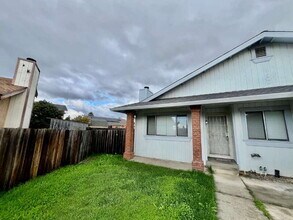 827 Crested Dr in Suisun City, CA - Building Photo - Building Photo