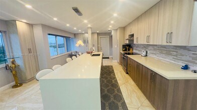 329 SE 3rd St, Unit 502S in Hallandale Beach, FL - Building Photo - Building Photo