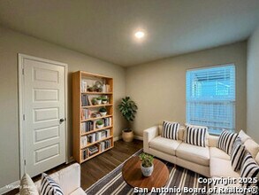 15015 Homing Mdw in San Antonio, TX - Foto de edificio - Building Photo