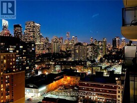 460 Adelaide St E in Toronto, ON - Building Photo