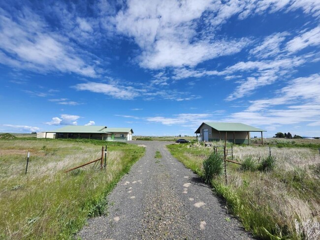 23802 W McFarlane Rd in Medical Lake, WA - Building Photo - Building Photo