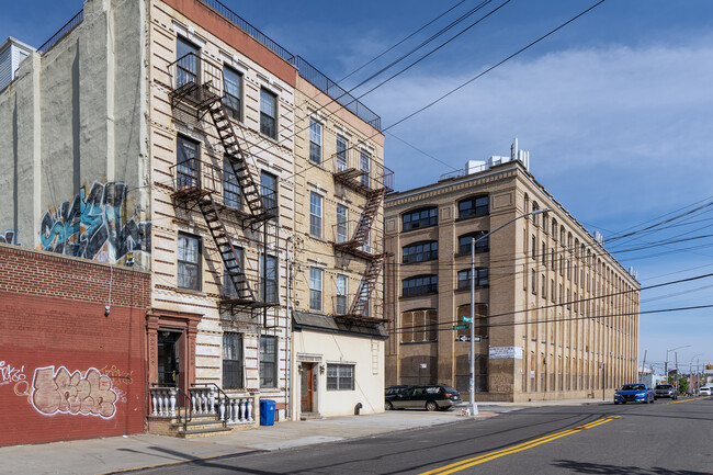 490 Morgan Ave in Brooklyn, NY - Building Photo - Building Photo