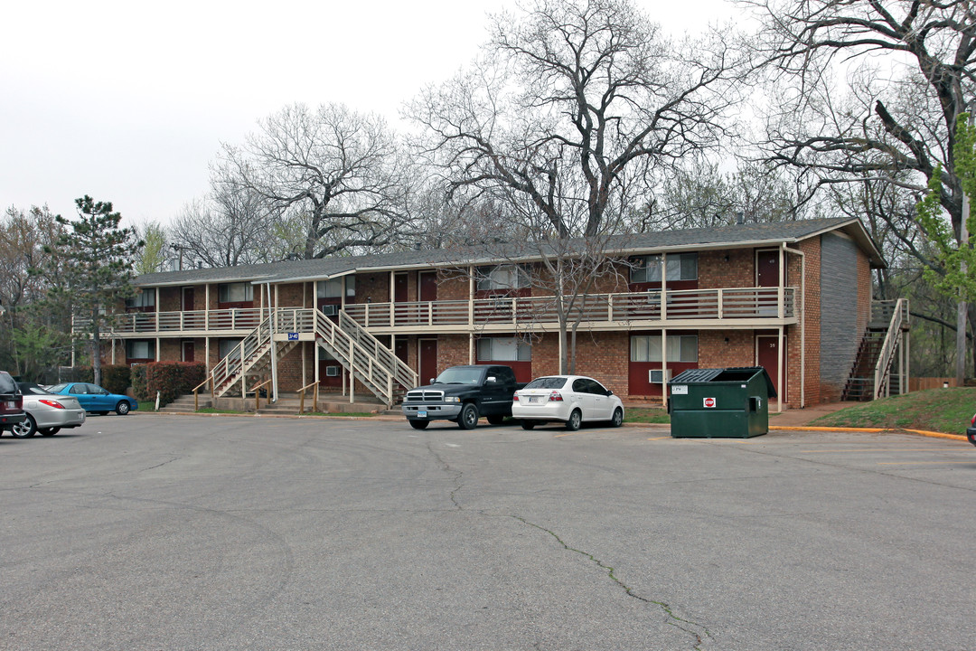 University Park Apartments in Edmond, OK - Building Photo