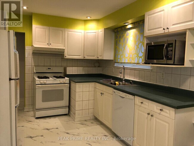 29 Yellowstone St in Toronto, ON - Building Photo - Building Photo