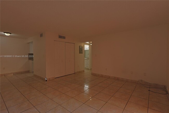 7230 Fairway Dr in Hialeah, FL - Building Photo - Building Photo