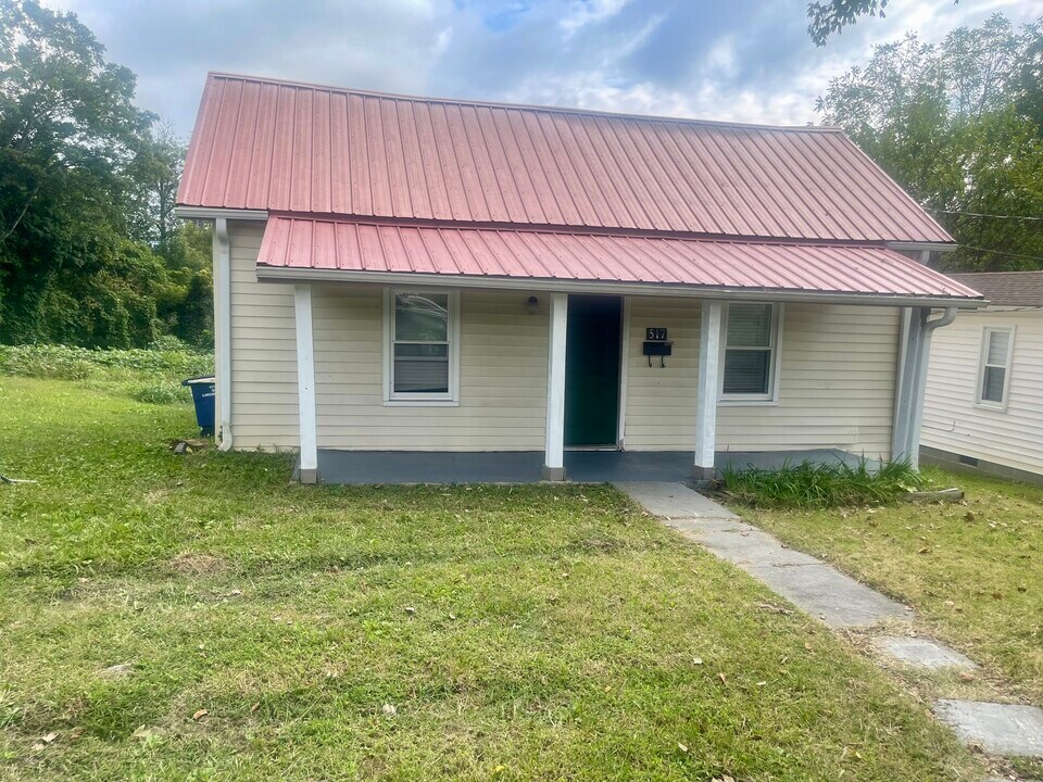 517 W Water St Ext in Lincolnton, NC - Foto de edificio