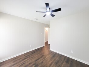 6439 Oaknut Dr in Houston, TX - Building Photo - Building Photo