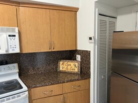 360 NW 58th Ave, Unit Apartment/in law Qtr in Miami, FL - Building Photo