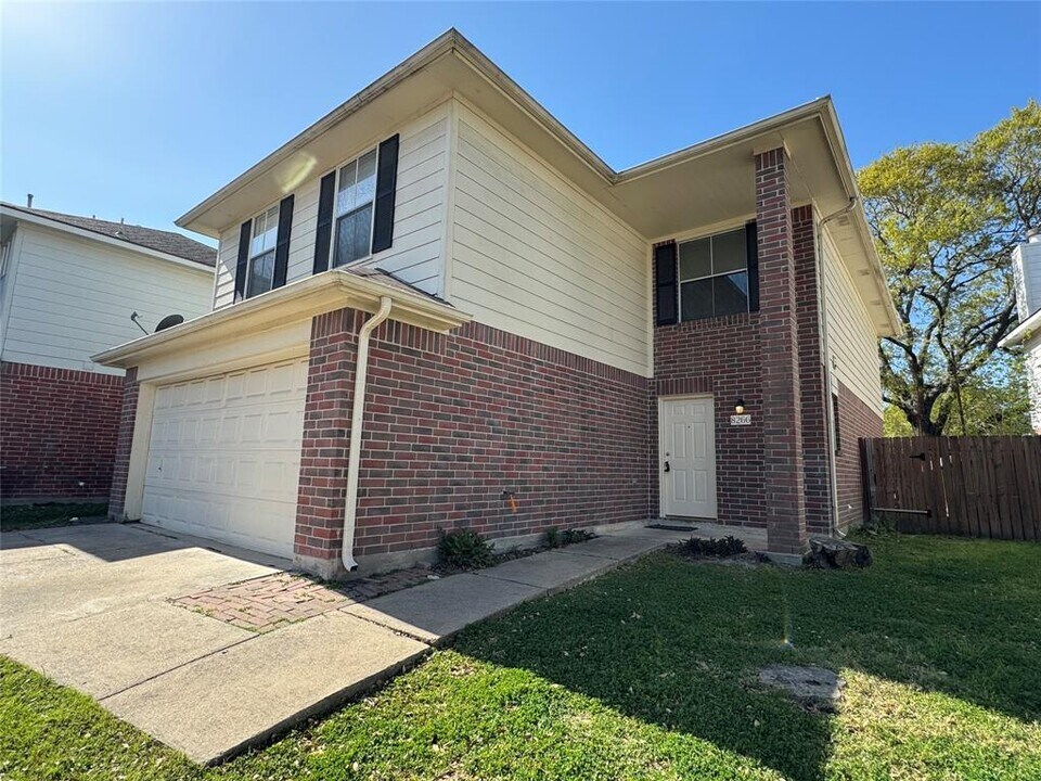 8266 Golf Green Cir in Houston, TX - Building Photo