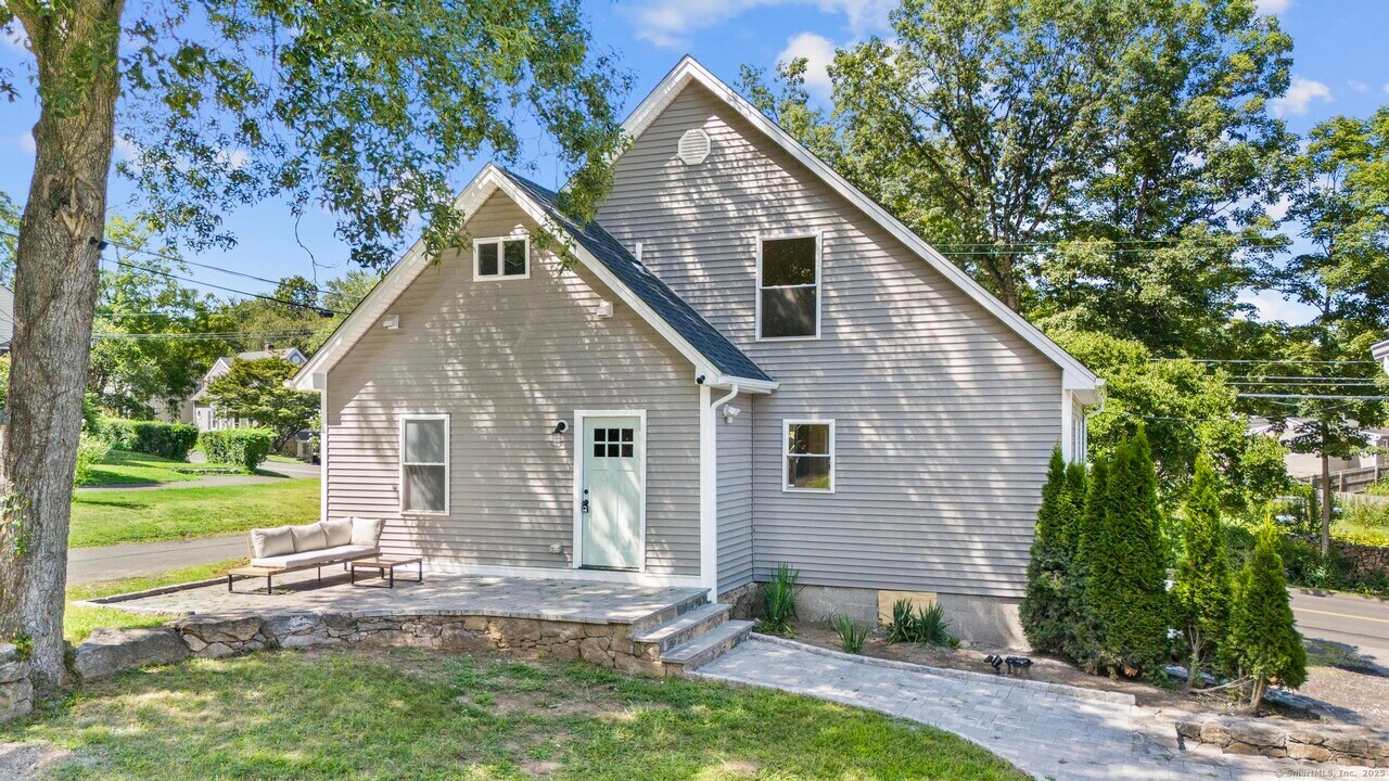 48A E Pembroke Rd in Danbury, CT - Building Photo