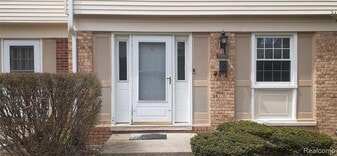 5089 Buckingham Pl Dr in Troy, MI - Building Photo