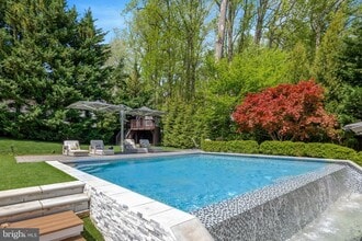 2850 Rosemary Ln in Falls Church, VA - Building Photo - Building Photo