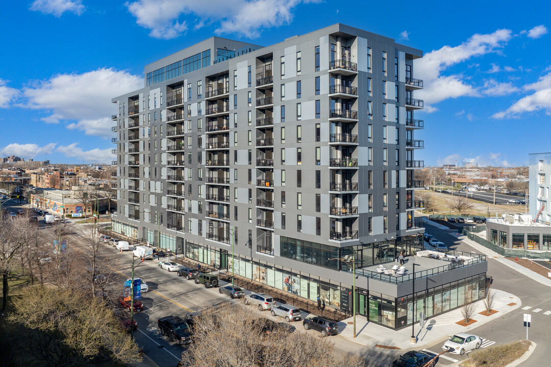 CADENCE APARTMENTS in Chicago, IL - Building Photo