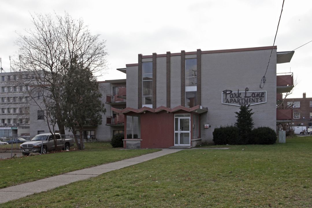 Parklane Apartments in Mississauga, ON - Building Photo