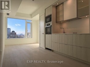 11 Yorkville Ave in Toronto, ON - Building Photo - Building Photo