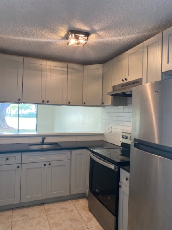 4136 Lakeside Dr in Tamarac, FL - Building Photo - Building Photo