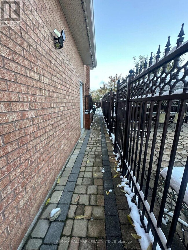 190 Falstaff Ave in Toronto, ON - Building Photo - Building Photo