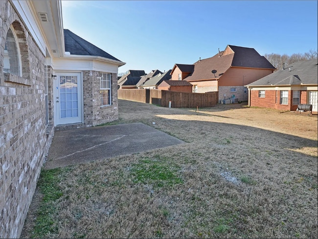 4593 Tulip Run Dr in Memphis, TN - Foto de edificio - Building Photo