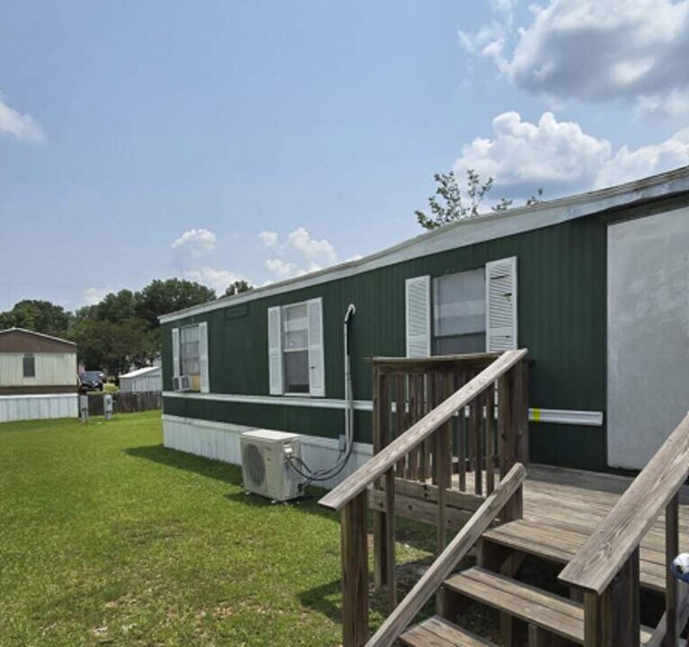 4614 E Old Trail Rd in Columbia City, IN - Building Photo