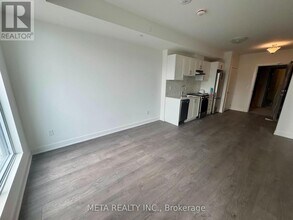 693 Davis Dr in Newmarket, ON - Building Photo - Building Photo