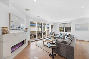 304 Iris Ave in Newport Beach, CA - Building Photo