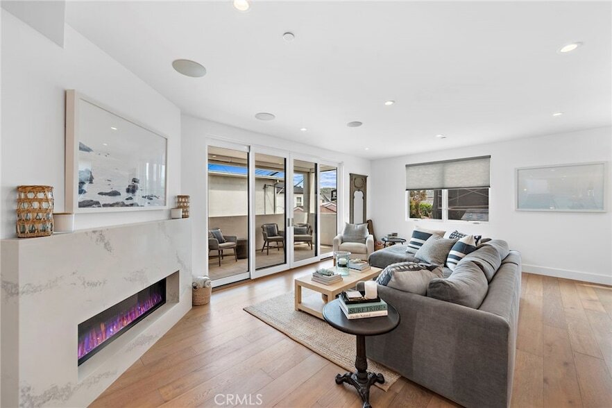 304 Iris Ave in Newport Beach, CA - Foto de edificio